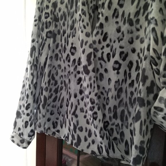 Gianni Bini faux wrap Animal print top Blouse sz M,  /B9 - Picture 3 of 6